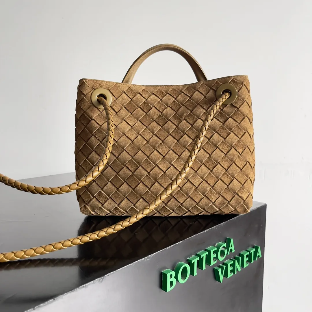 The 2023 new Andiamo batch of 1960 BV has been shipped‼ ️Really popular🔥The new Andiamo woven handbag launched by Bottega Veneta this season is really popular all over the world! ! Celebrities at home and abroad have worn it, and Oscar-winning actress Michelle Yeoh has taken it out on the street. Song Jia, Trai Yara, Yu Feihong, Sanji Ayaka, Rosie Hunting-Whiteley, Yoshioka Riho, etc. have all picked up this bag. It is classic and versatile, showing off its temperament, and the bag capacity is also large, which is very convenient for daily commuting! ! A variety of carrying methods, the shoulder straps can be adjusted by yourself, the original lambskin feels soft and delicate, and the neutral style is made to break gender boundaries and bring a more practical and longer-lasting use experience. Andiamo, which has both elegant and casual styles, perfectly interprets the true appearance of "fashionable old money style". Style number: 743568 (suede) Size: 25*22*10.5cm
